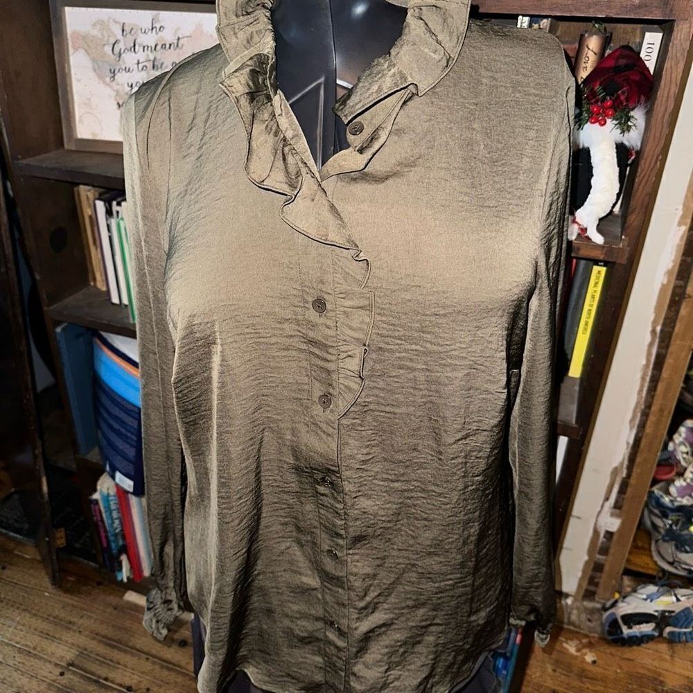 CAbi shimmery brown ruffled romantic M button down blouse